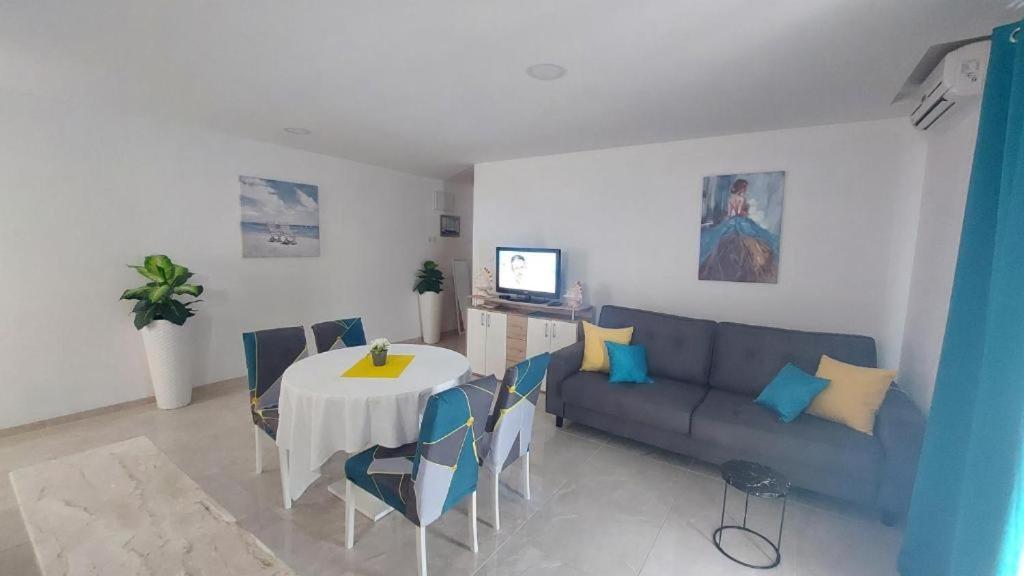Apartments Mestral Baska Voda Luaran gambar